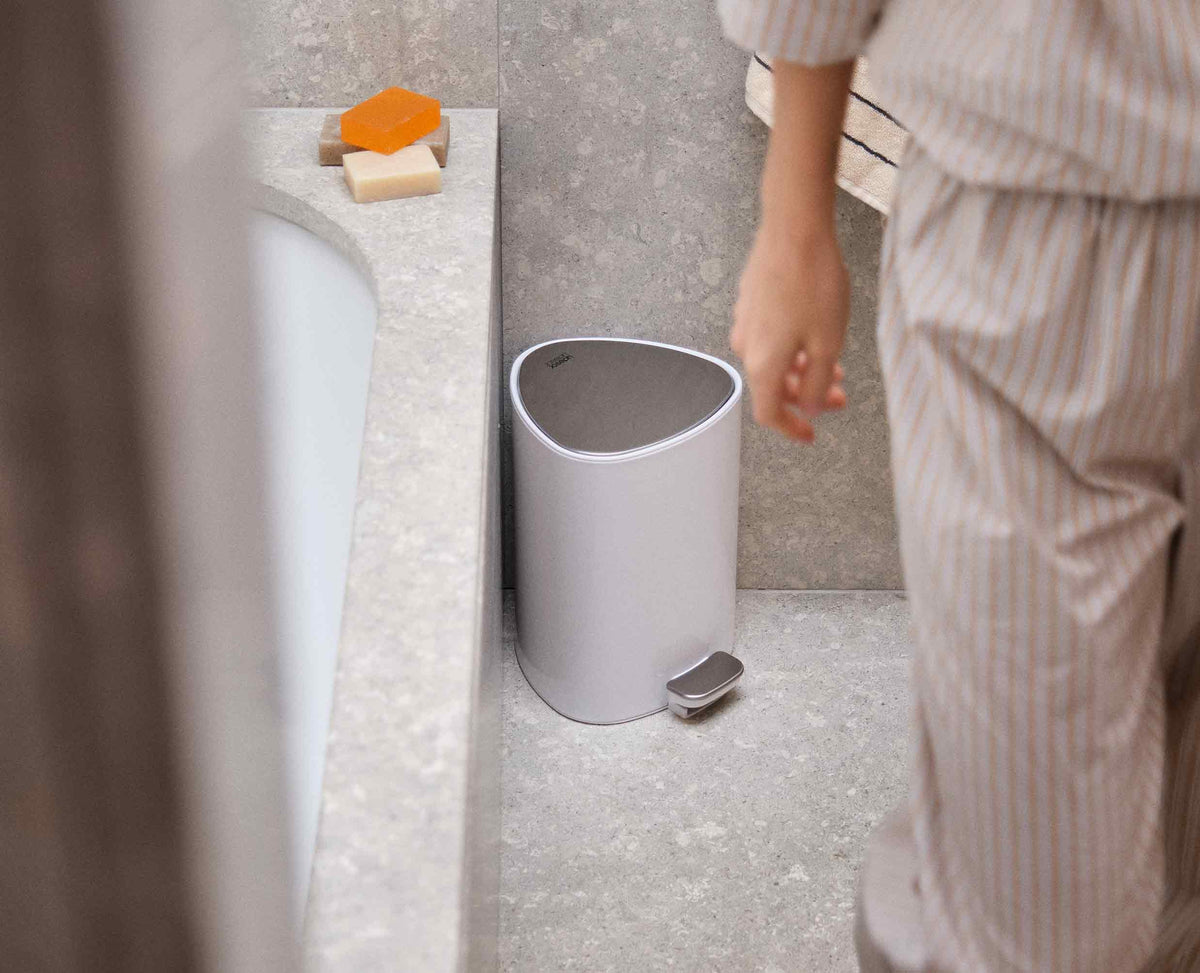 EasyStore™ 5L Gloss White Bathroom Trash Can Starter Set
